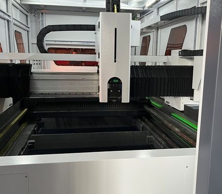 YYC-台湾ギアラック 水冷却 CNCファイバーレーザーカット機 3015 1000w 3kw 6kw ステンレス鋼のレーザーカット