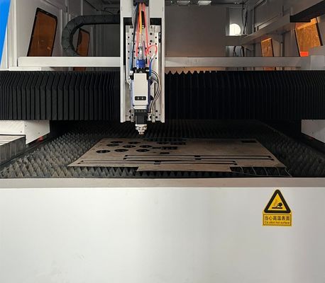 YYC-台湾ギアラック 水冷却 CNCファイバーレーザーカット機 3015 1000w 3kw 6kw ステンレス鋼のレーザーカット